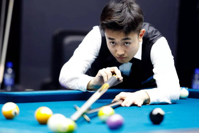 铲都铲不到😱亚马尔1v2被连拉带拽仍不倒 喂饼被维克托“吐出”.