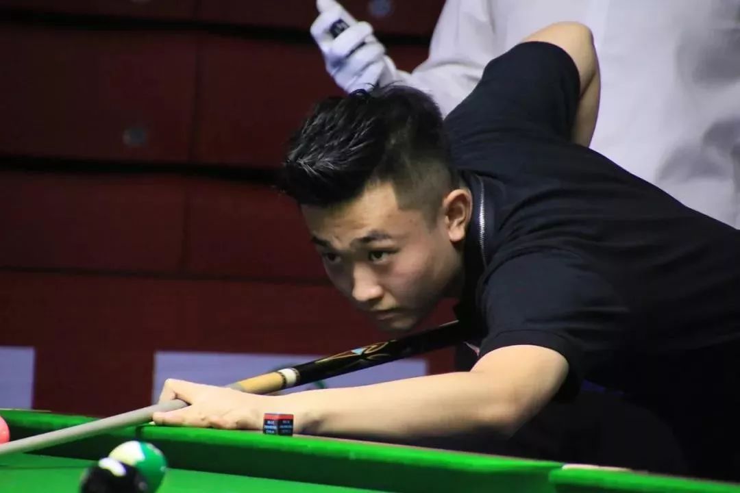 铲都铲不到😱亚马尔1v2被连拉带拽仍不倒 喂饼被维克托“吐出”.